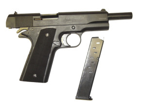 Colt Government 1911 A1 brüniert, Kunststoffgriffschalen